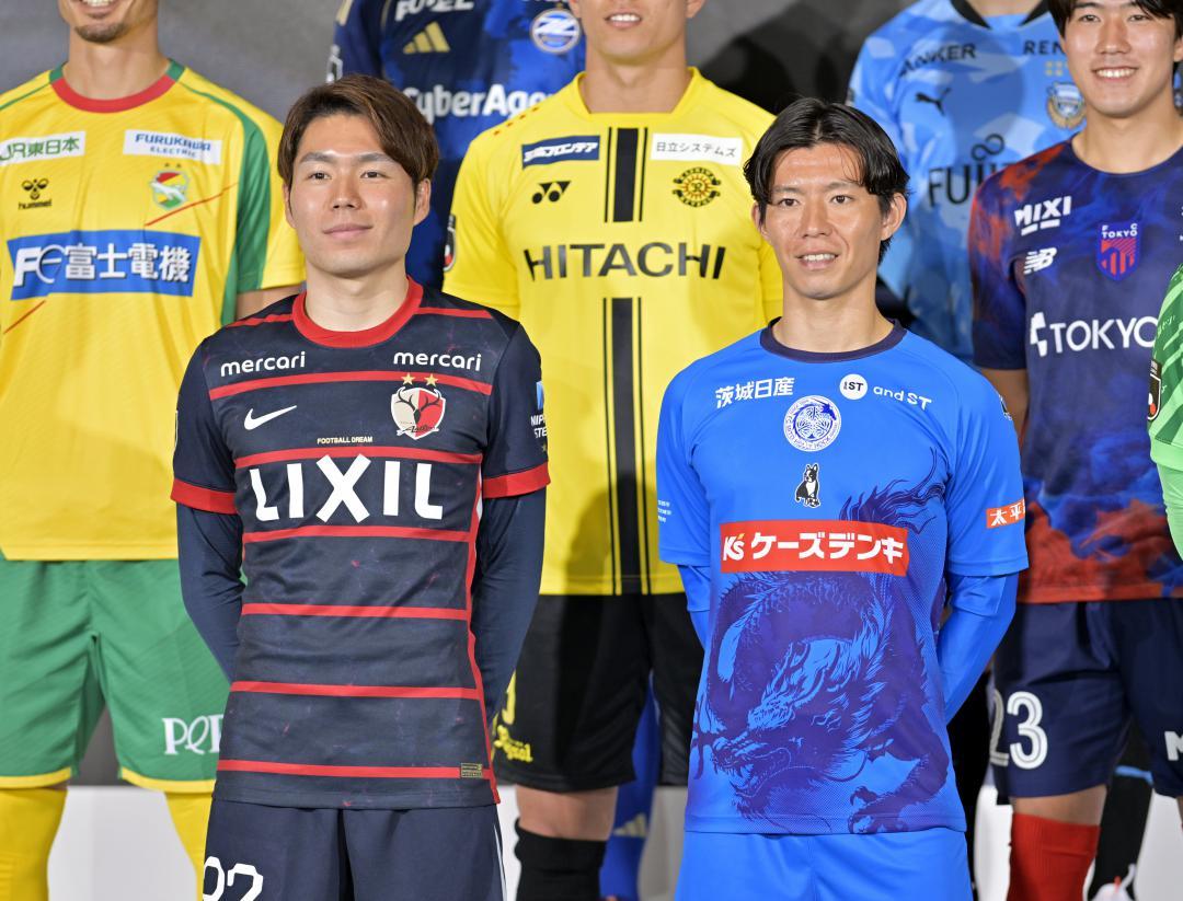 フォトセッションで笑顔を見せる鹿島・松村(左)と水戸・渡辺=MUFGスタジアム