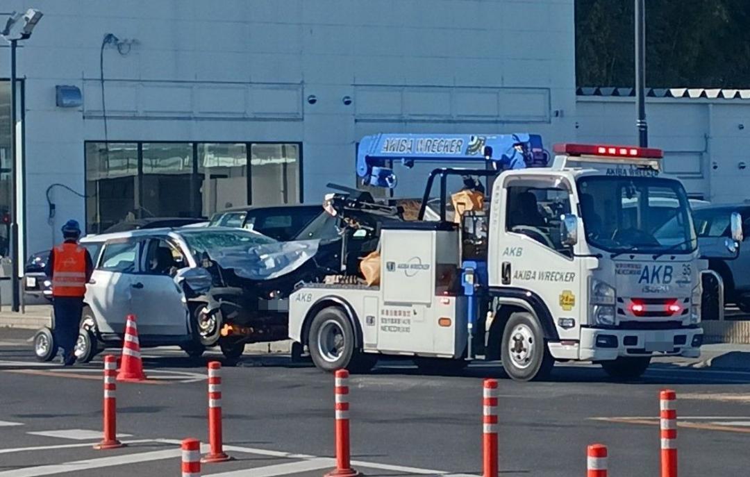 大型トレーラーと正面衝突し破損したワゴン車＝土浦市中村南