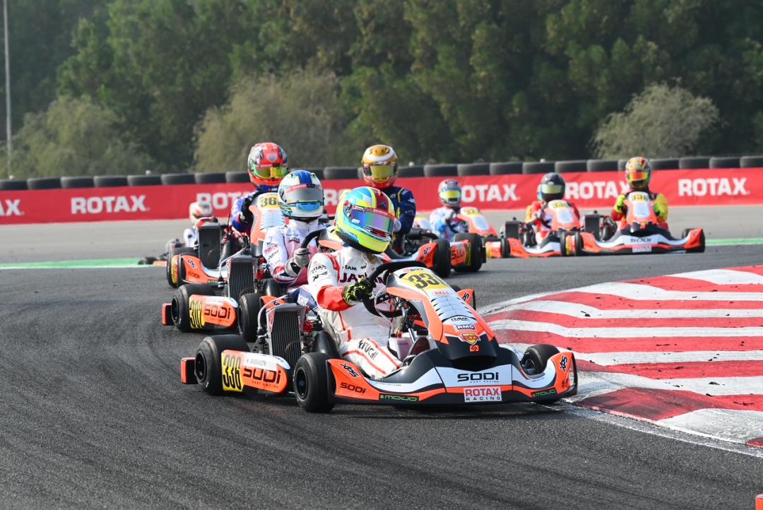 バーレーンで行われたグランドファイナルで先頭を行く菊地晃功さん(本人提供)