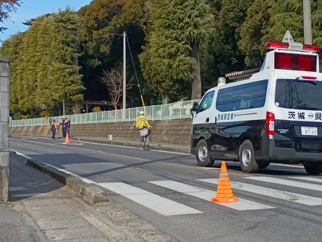 ひき逃げ事故の現場を調べる警察官=5日午前11時50分ごろ、古河市幸町