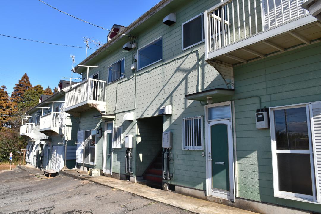 過去に不法滞在者の摘発があったアパート=鉾田市内