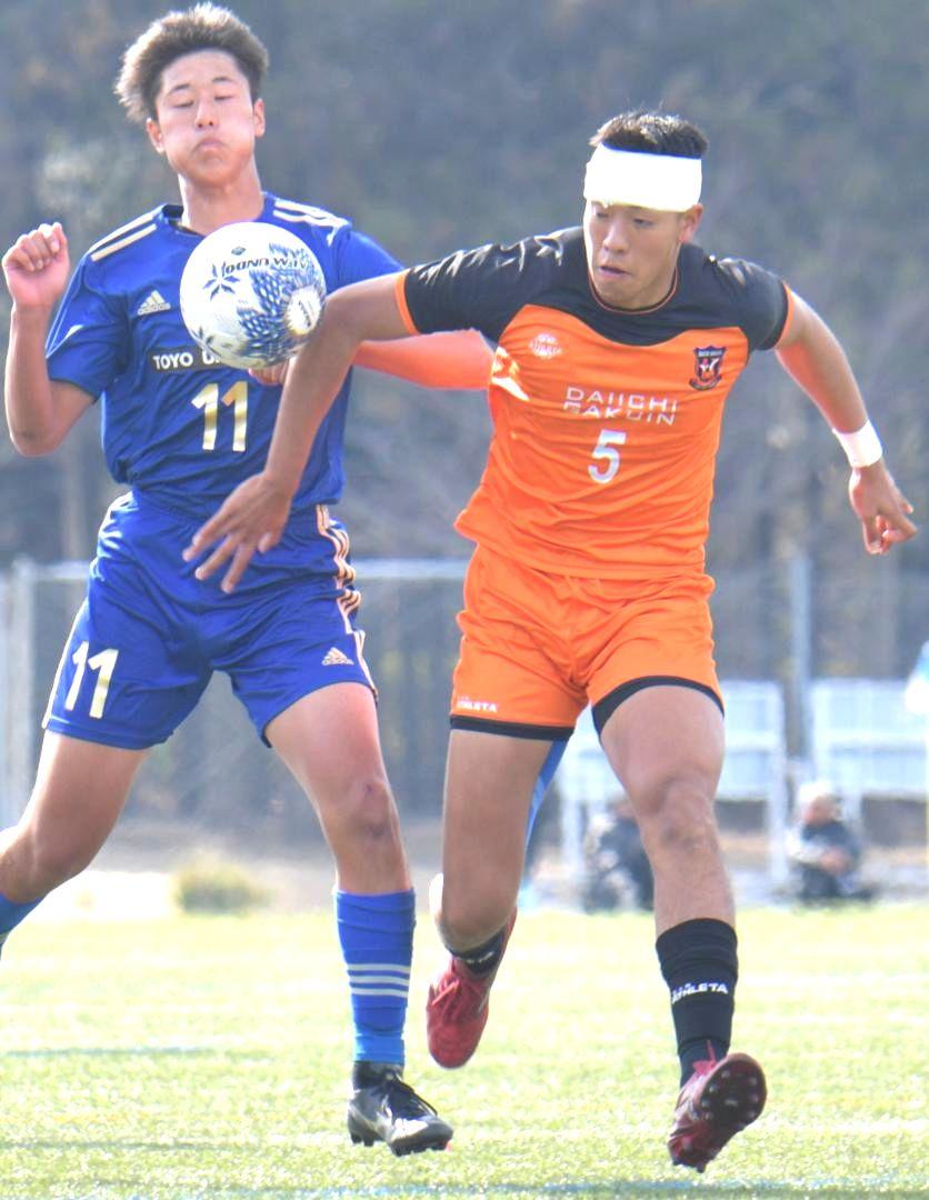 〈サッカー男子決勝〉東洋大牛久-第一学院　後半4分、相手と競り合う第一学院の森島(右)=鹿嶋市卜伝の郷運動公園