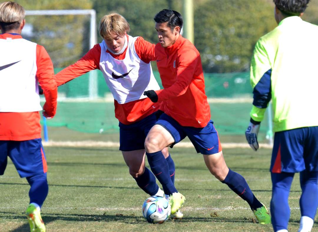 FC東京との開幕戦に向け、練習に励むJ1鹿島の植田(中央右)=クラブハウスグラウンド