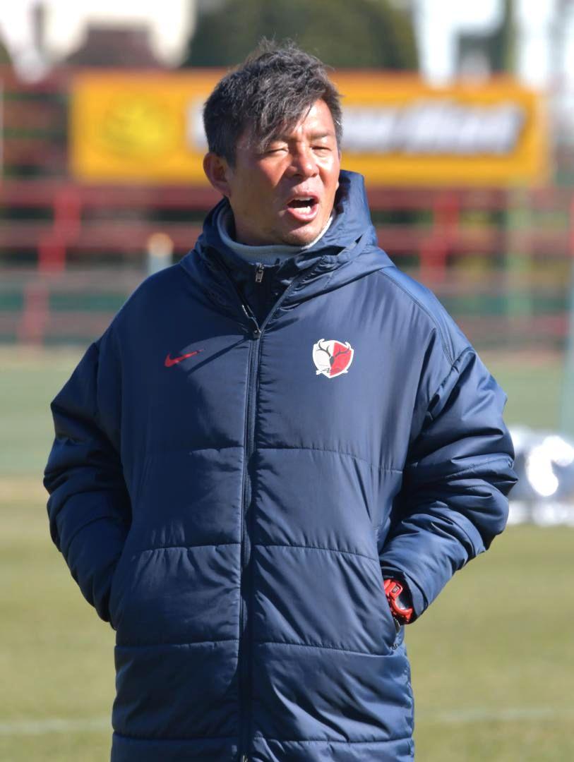 FC東京との開幕戦に向けた練習で指導するJ1鹿島の鬼木監督=クラブハウスグラウンド