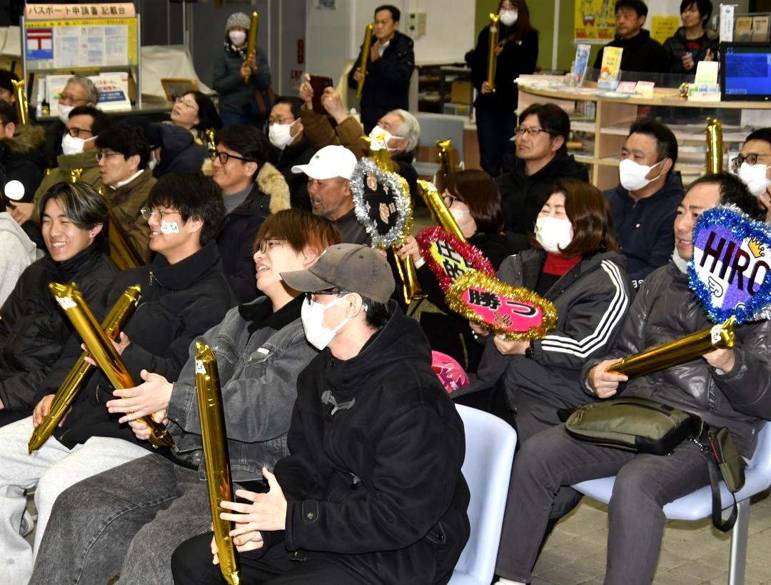 PVで荻原大翔選手の予選1位通過を喜ぶ牛久市民=6日午前5時半過ぎ、同市役所