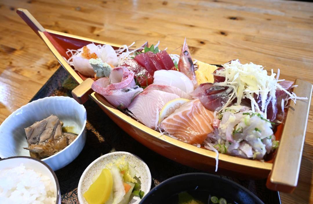 10種類前後の新鮮な刺し身が盛り付けられた大漁船盛定食