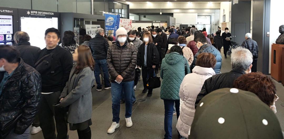 期日前投票で長蛇の列を作る有権者ら=7日午前11時ごろ、水戸市役所