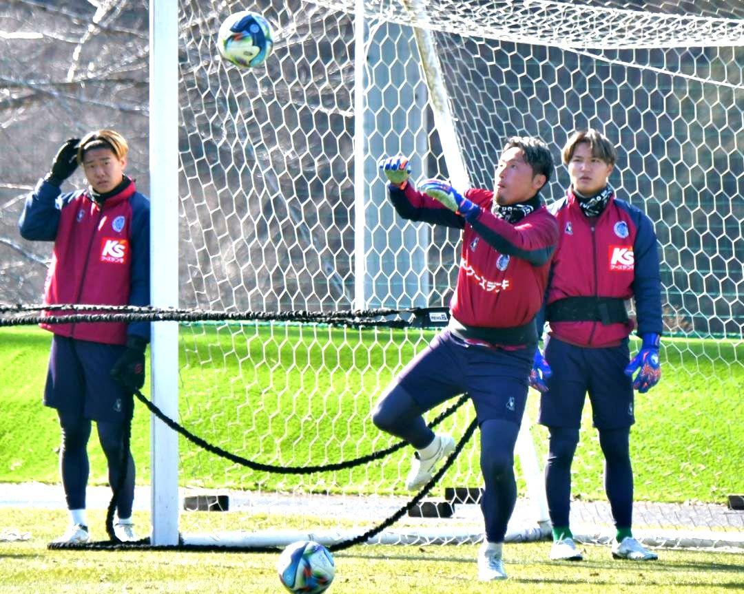 開幕戦の東京V戦に向け、練習に励むJ1水戸の松原らGK陣=アツマーレ
