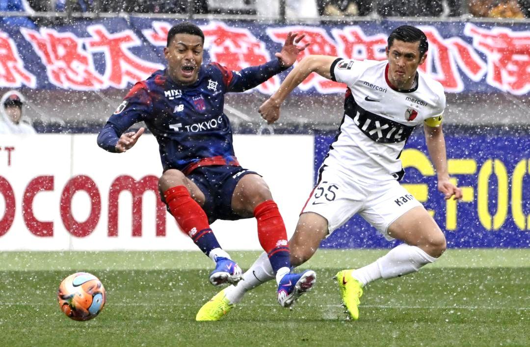 FC東京-鹿島　前半9分、相手の攻撃を阻む鹿島・植田(右)=味の素スタジアム