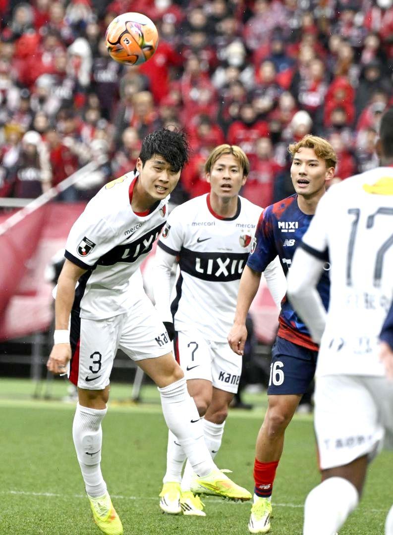 FC東京-鹿島　前半37分、相手のパスをヘディングで阻止する鹿島・金太鉉(左)=味の素スタジアム