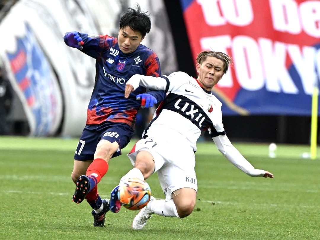 FC東京-鹿島　前半終了間際、相手の攻撃を阻む鹿島・荒木(右)=味の素スタジアム