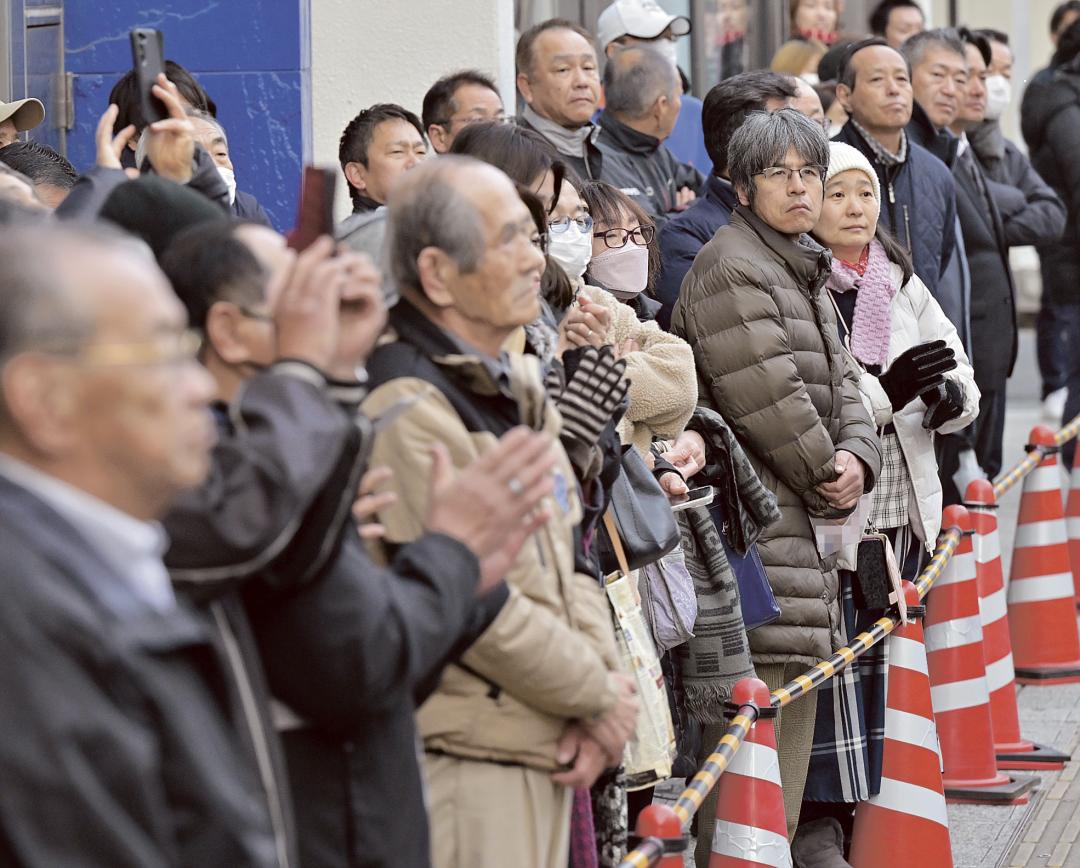 選挙戦最終日に候補者の訴えに耳を傾ける有権者ら=7日午後、水戸市内