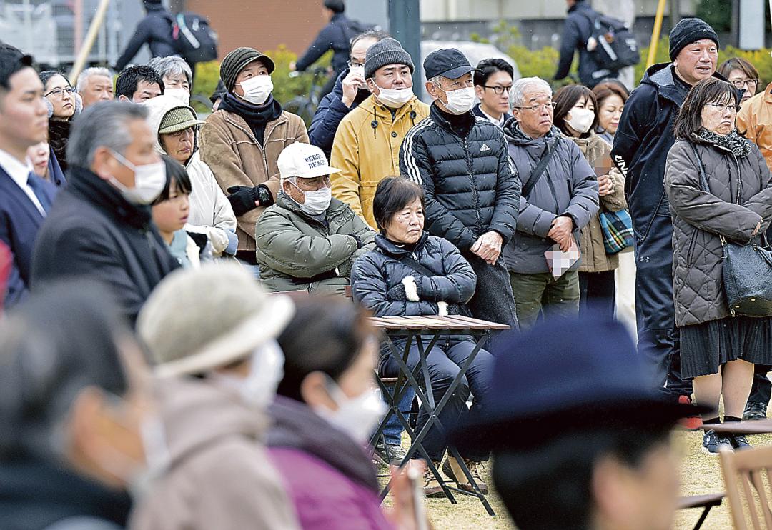 選挙戦最終日に候補者の訴えに耳を傾ける有権者ら=7日午後、水戸市内
