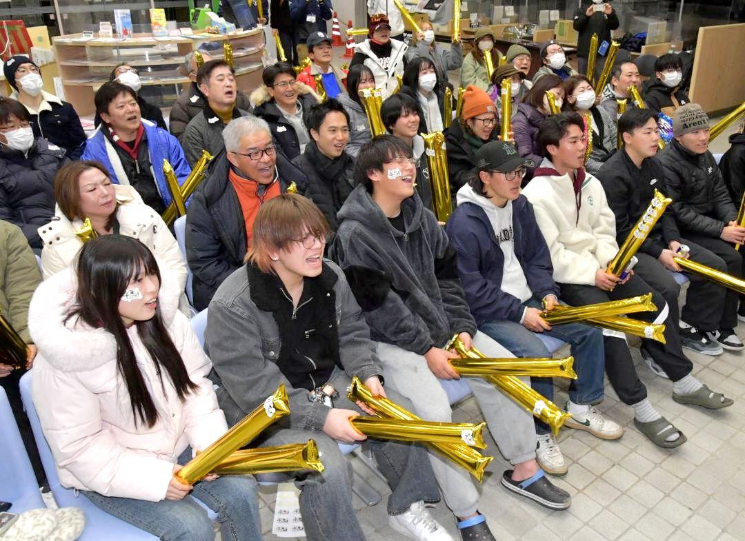 荻原大翔選手のメダル獲得の可能性がなくなり、残念がる友人や牛久市民ら=8日午前4時20分ごろ、同市役所