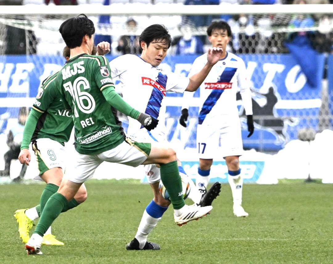 東京V-水戸　前半24分、相手と競り合う水戸・大崎(右から2人目)=味の素スタジアム