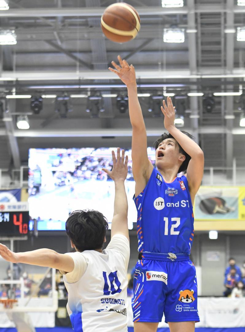 ロボッツ-FE名古屋　第4クオーター、シュートを放つロボッツの赤間(右)=日立市池の川さくらアリーナ