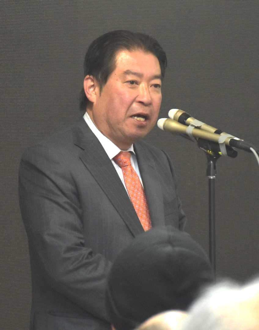 敗戦の弁を述べる福島伸享氏=水戸市小吹町