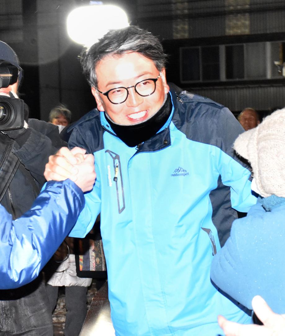 選挙事務所前で支持者らと当選の喜びを分かち合う中村勇太氏=境町