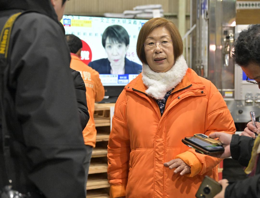 比例復活当選が確実となり、報道陣の取材に応じる永岡桂子氏=古河市仁連