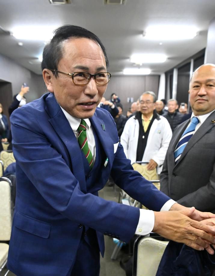 8度目の当選を確実にし、支持者と握手を交わす葉梨康弘氏(右)=取手市寺田