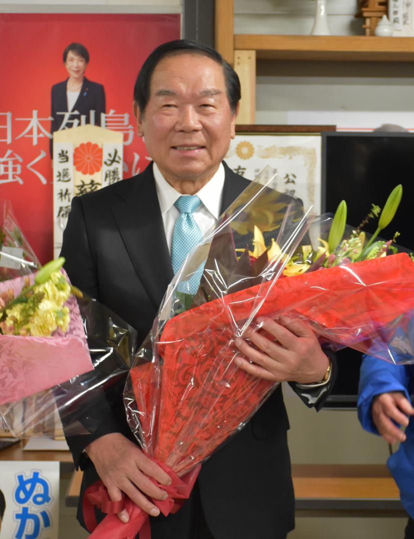 15選を決め、支持者から花束を受け取った額賀福志郎氏=行方市麻生