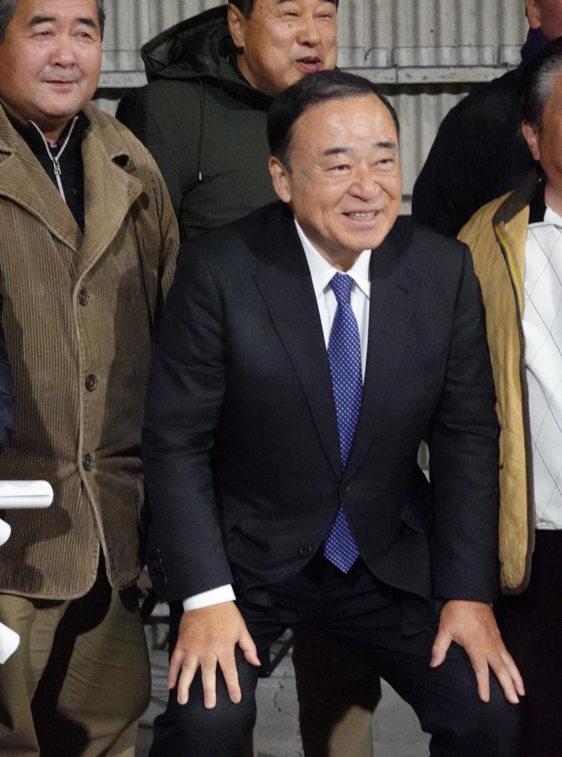 10回目の当選を果たし、支援者と写真撮影する梶山弘志氏=常陸太田市山下町