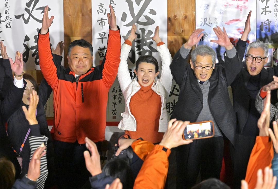 4回目の当選を果たし、万歳三唱する国光文乃氏(中央)=つくば市吉瀬