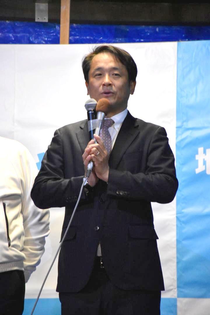 支援者らの前で敗戦の弁を述べる青山大人氏=つくば市西大橋
