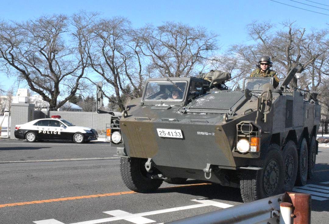 東海第2原発へ出発するパトカーと自衛隊の装甲車=ひたちなか市勝倉