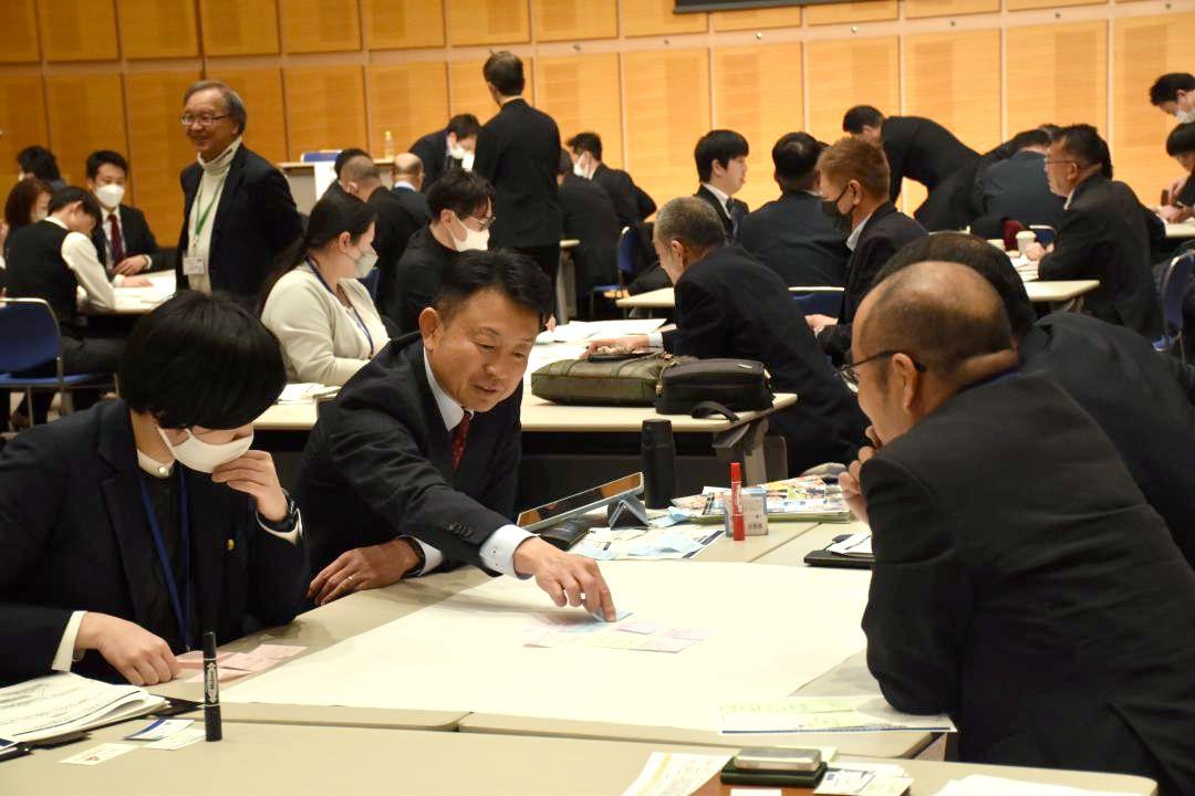 子どもを中心に据えた部活動地域展開をどのように進めるか意見を出し合う参加者ら=つくば市竹園