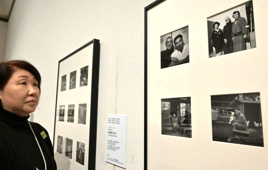 スケッチ代わりにカメラを持ち歩いた藤田嗣治の旅先、日常などを収めた写真が並ぶ=水戸市千波町