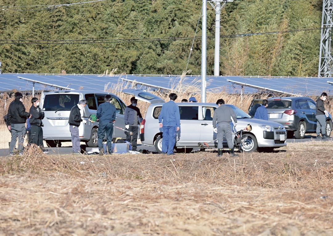 被告の自宅周辺で凶器などを捜索する警察官ら=1月23日、城里町(画像の一部を加工しています)
