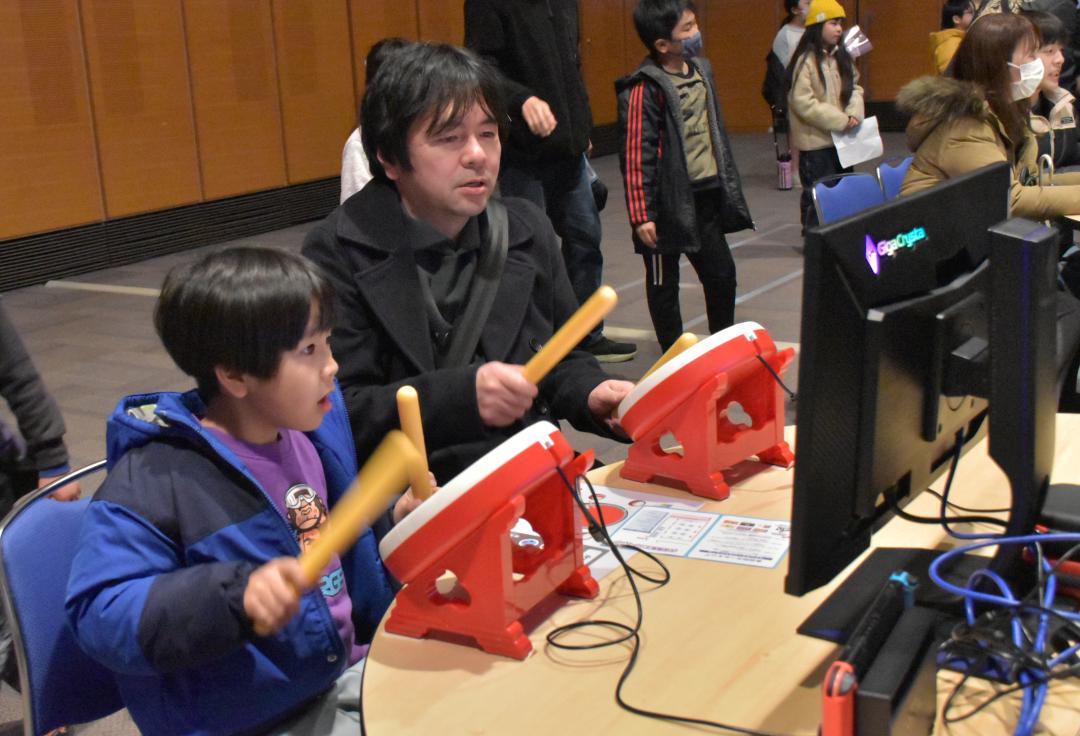 体験コーナーでゲームを楽しむ来場者=つくば市竹園