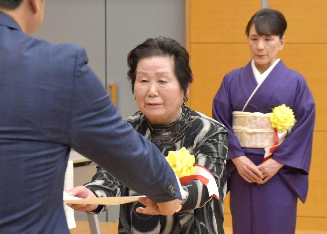 大井川和彦知事(左)から表彰を受ける健康づくりの功績者=県庁