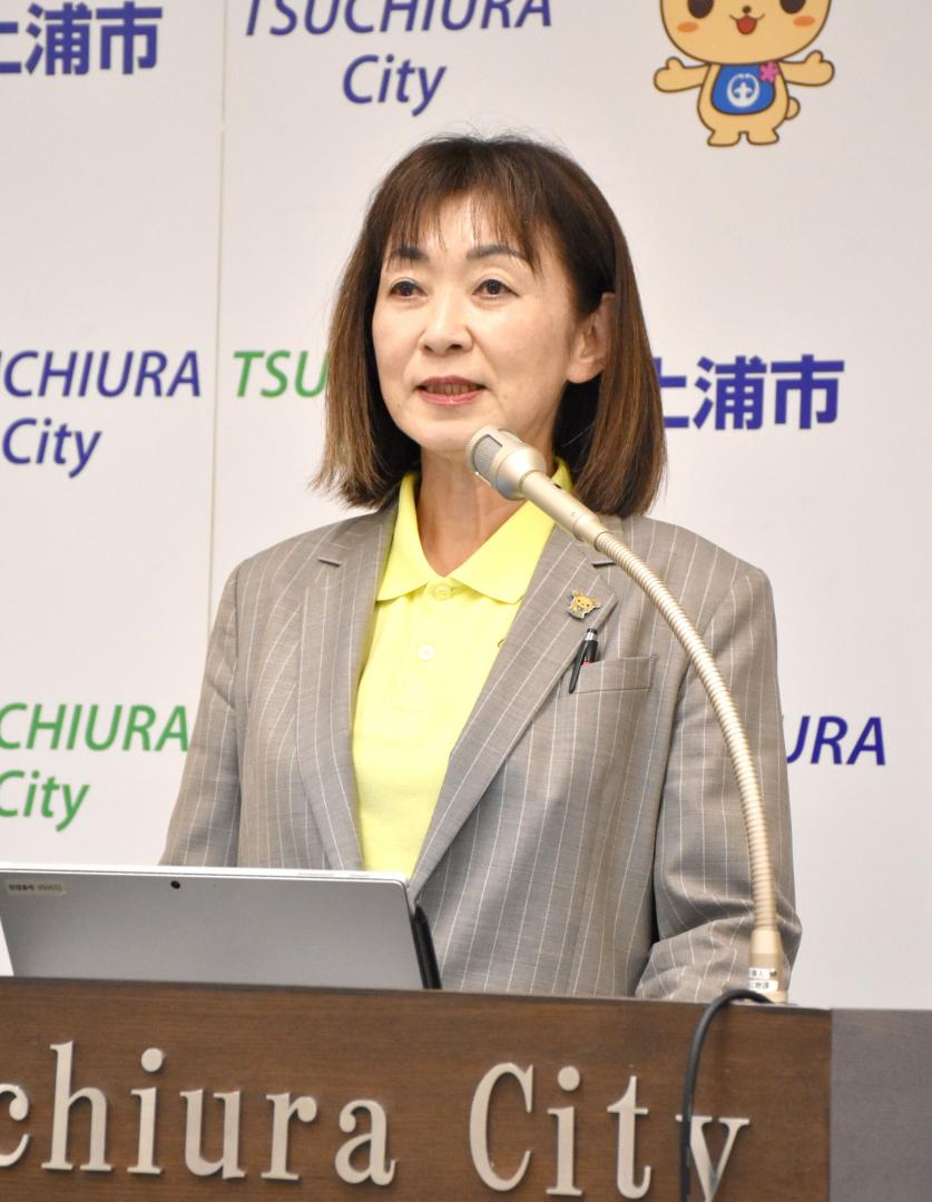 2026年度当初予算案を発表する安藤真理子土浦市長=同市役所