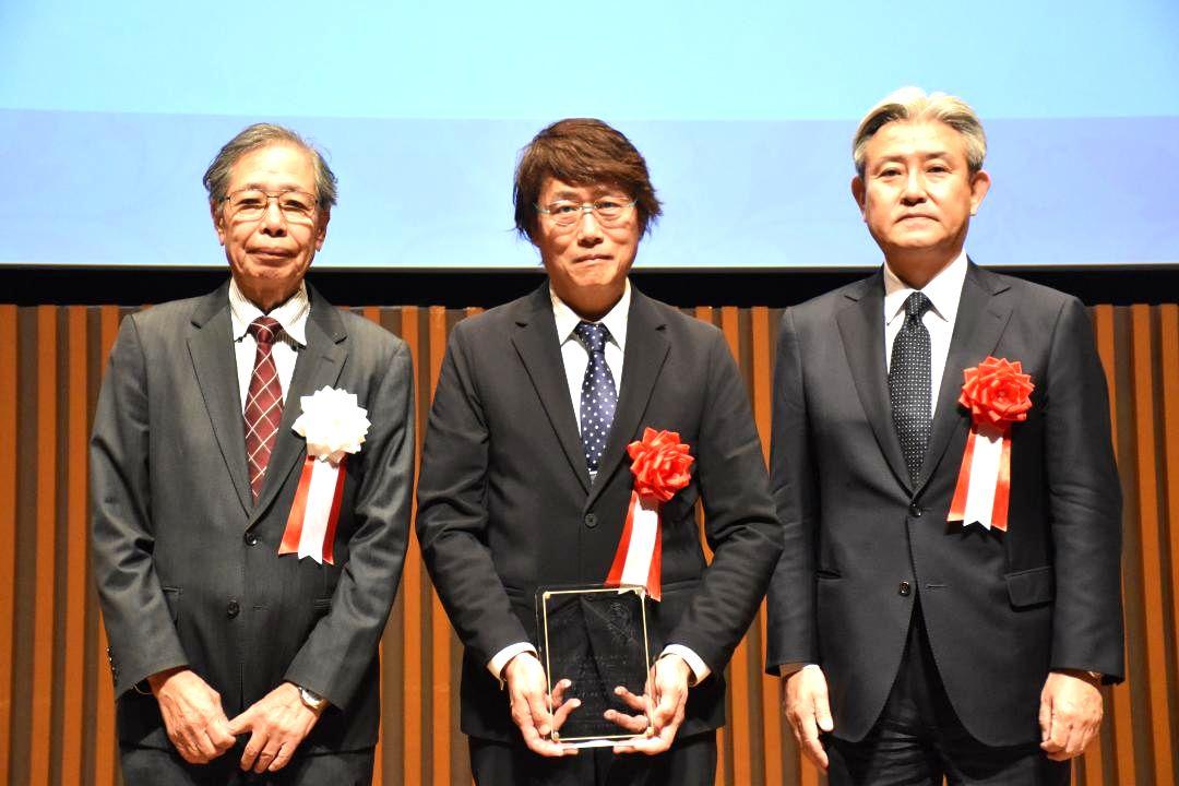 江崎玲於奈賞を受賞した安達千波矢氏(中央)=つくば市竹園