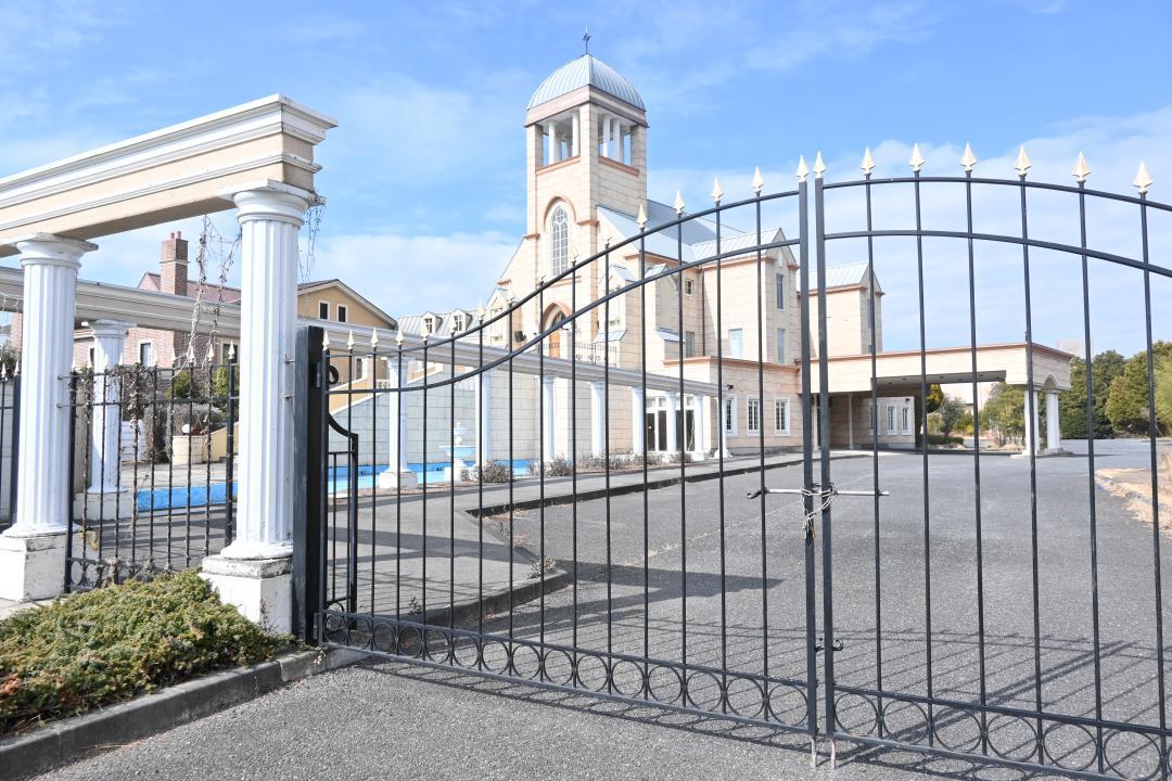 守谷市が学びの多様化学校を設置する市有地の元結婚式場=同市松ケ丘