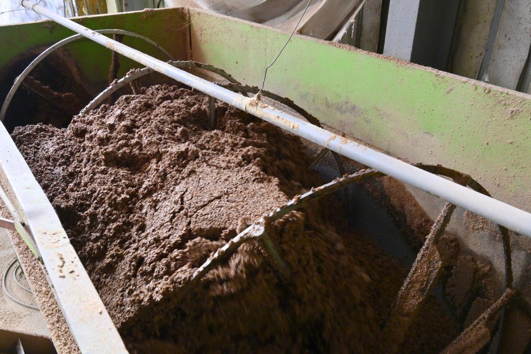 菌床の材料を機械でまぜる