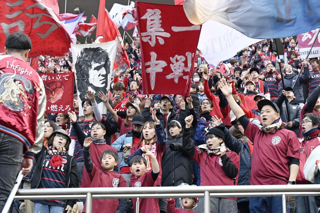 声援などで選手の背中を押す鹿島サポーターら=メルカリスタジアム