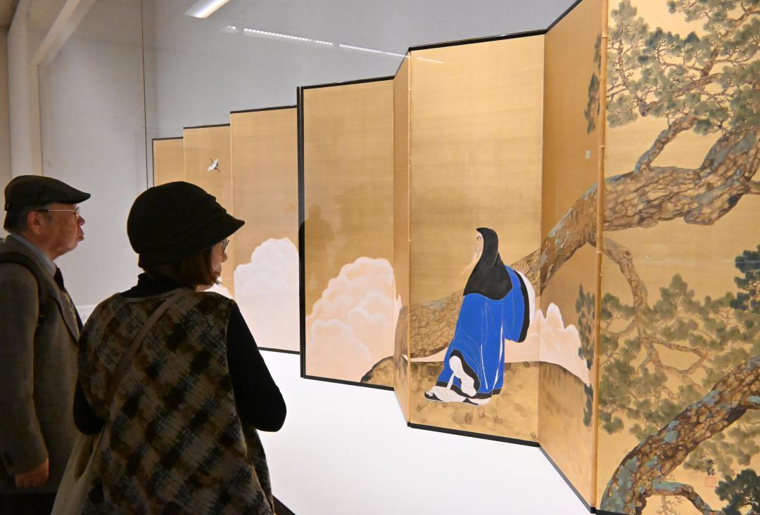 横山大観の六曲一双屏風「放鶴」を鑑賞する来館者=水戸市泉町