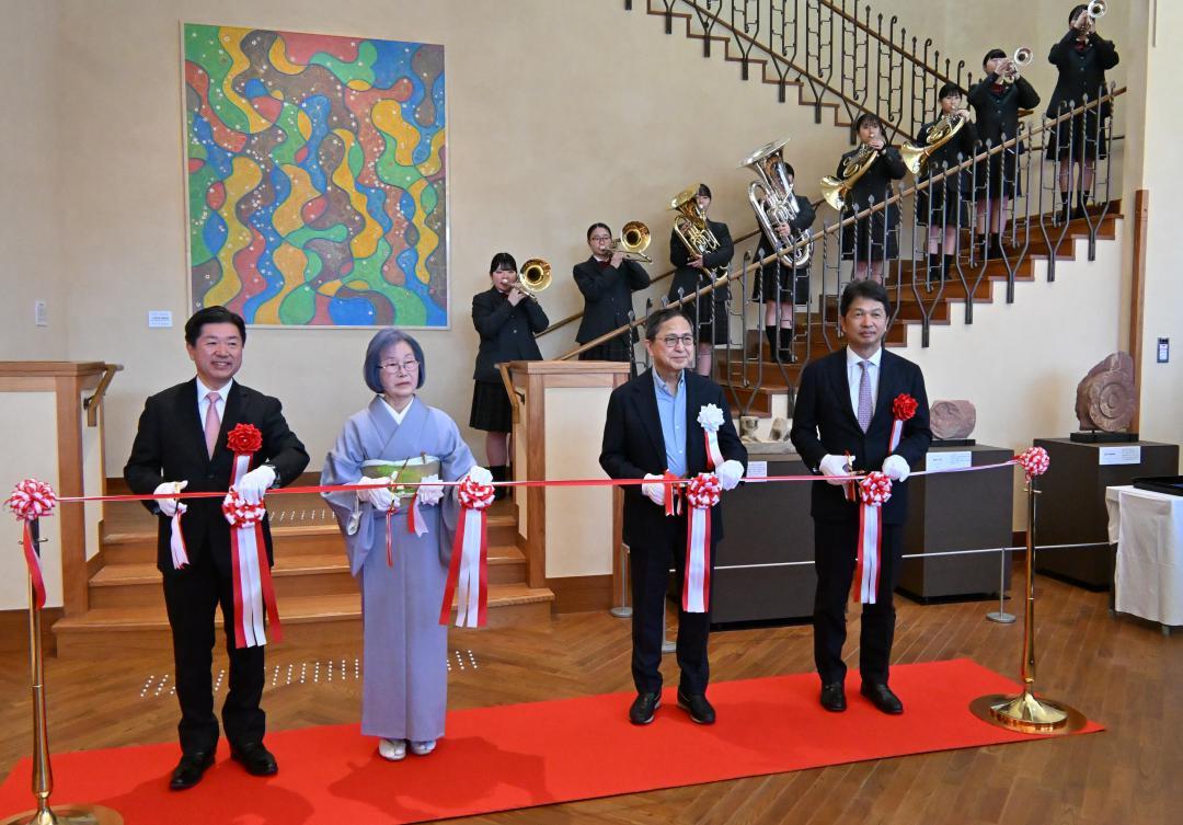 テープカットし新美術館の開館を祝う福田三千男理事長(手前右から2人目)ら=水戸市泉町