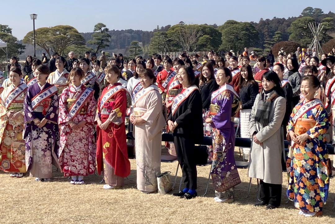 偕楽園に集まった歴代の「水戸の梅大使」「梅むすめ」=水戸市常磐町