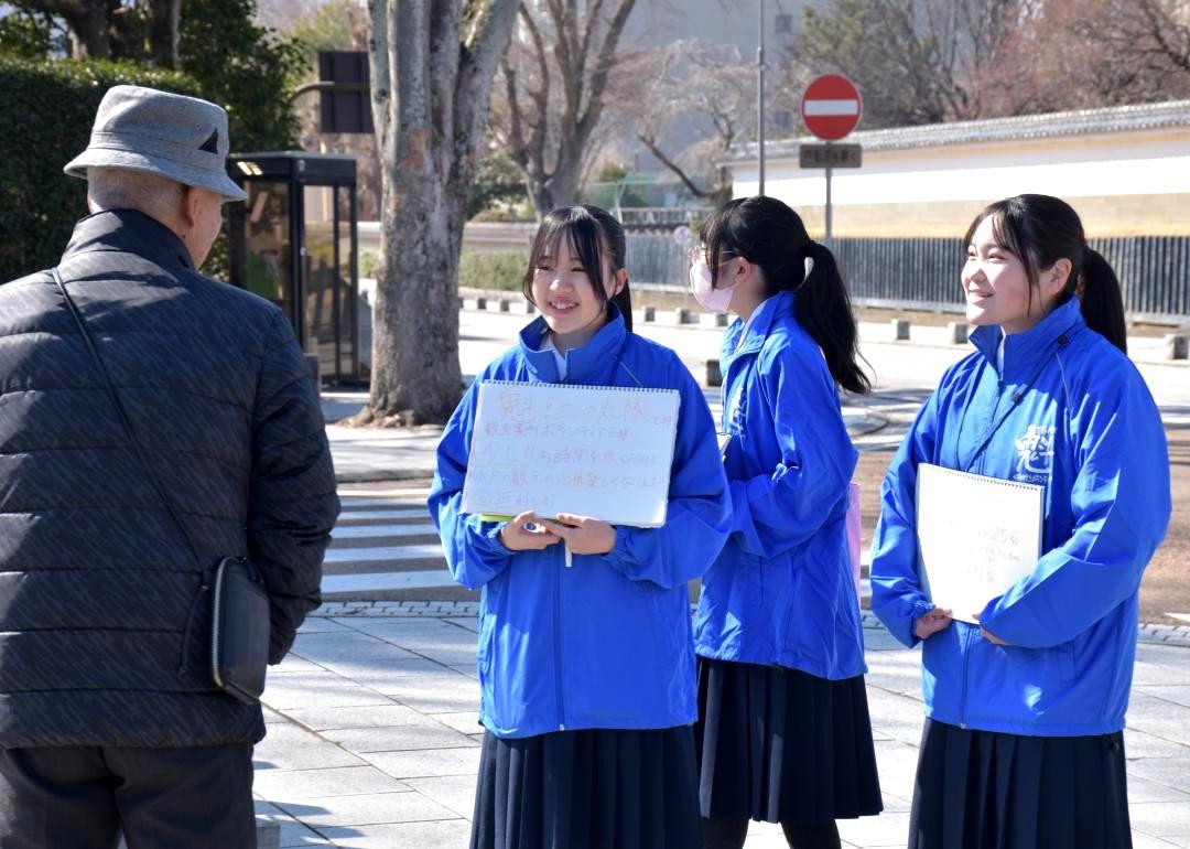 弘道館や水戸城跡を案内するボランティアガイドの中学生たち=水戸市三の丸