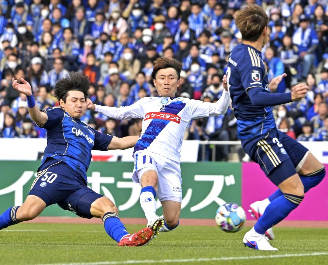 町田-水戸　前半6分、シュートを放つ水戸・鳥海(中央)=町田GIONスタジアム