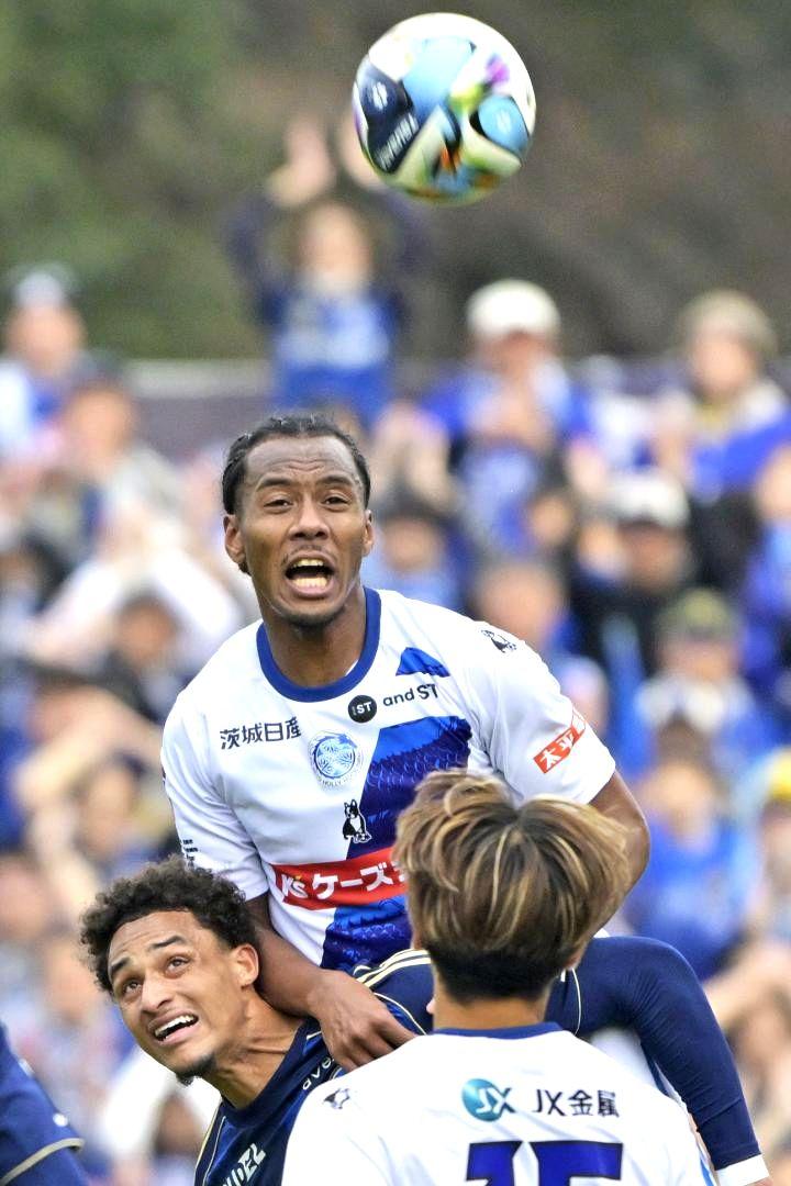 町田-水戸　後半37分、相手と競り合う水戸・フォファナ(上)=町田GIONスタジアム