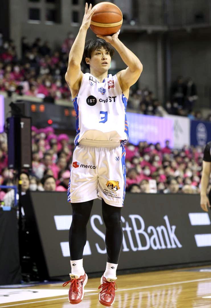 秋田-ロボッツ　第1クオーター、3点シュートを決めるロボッツの長谷川=CNAアリーナ★あきた(©B.LEAGUE)