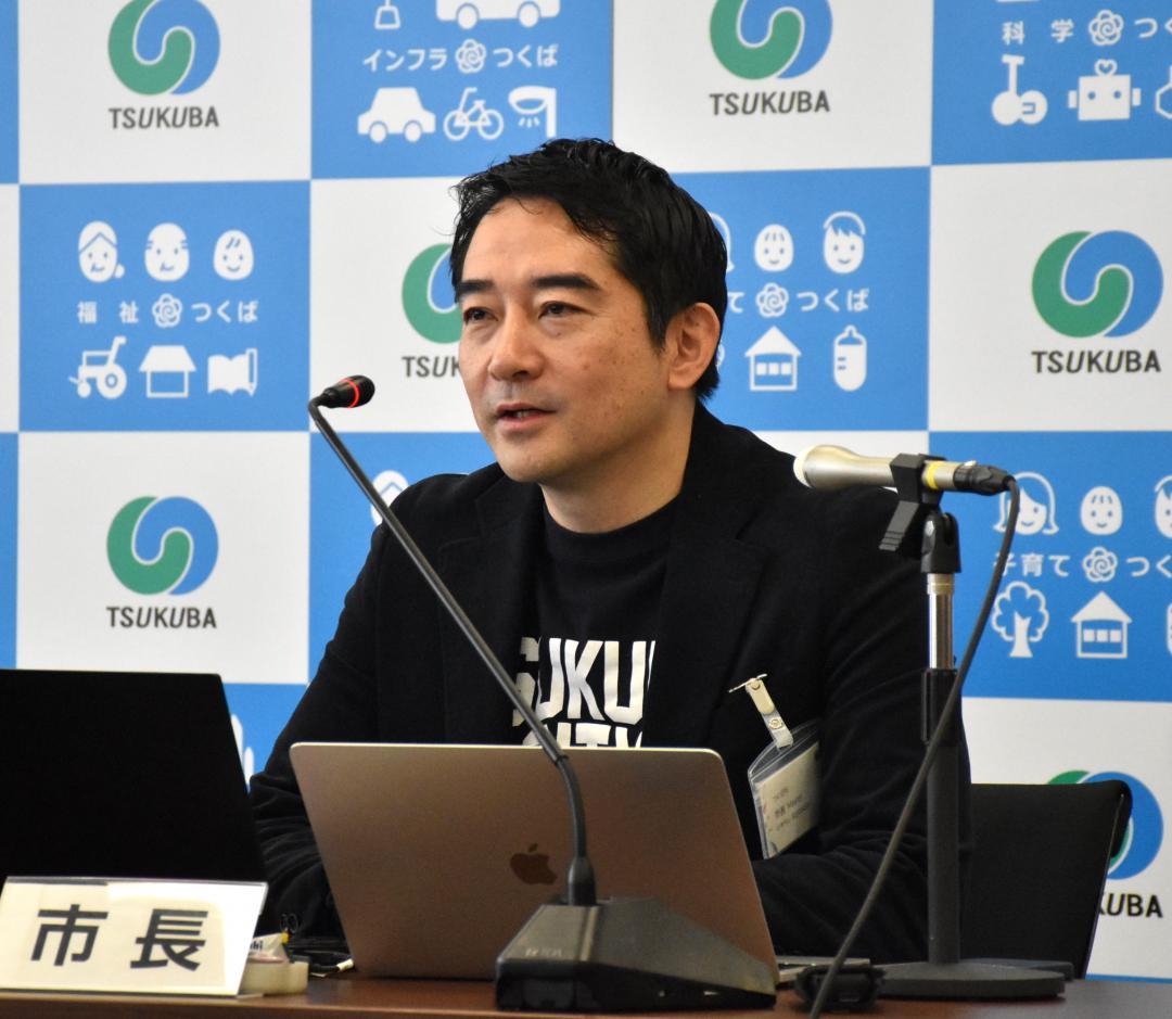 記者会見するつくば市の五十嵐立青市長=同市役所