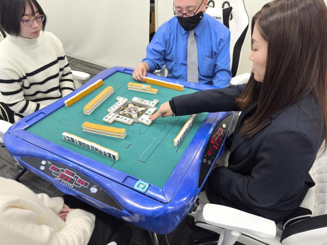 4月からのマージャンリーグ開幕に向けて対局するアプリシエイトの社員ら=水戸市内(提供写真)