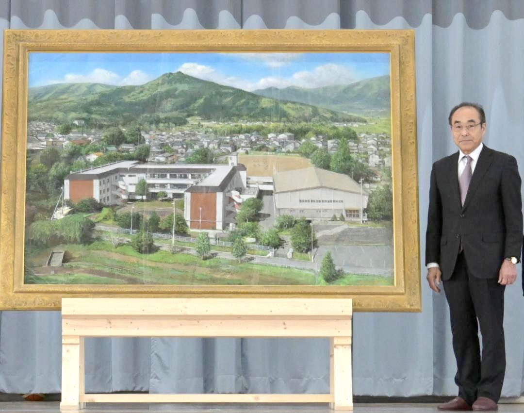 除幕式で披露された「学舎晴れ晴れ」。洋画家の町田博文さんが描いた=笠間市下郷