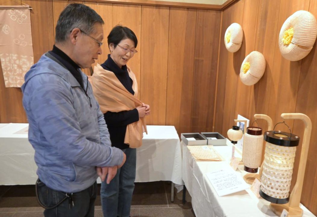 梅染めの和紙で作られたちょうちんを眺める林和男さん(左)=水戸市見川
